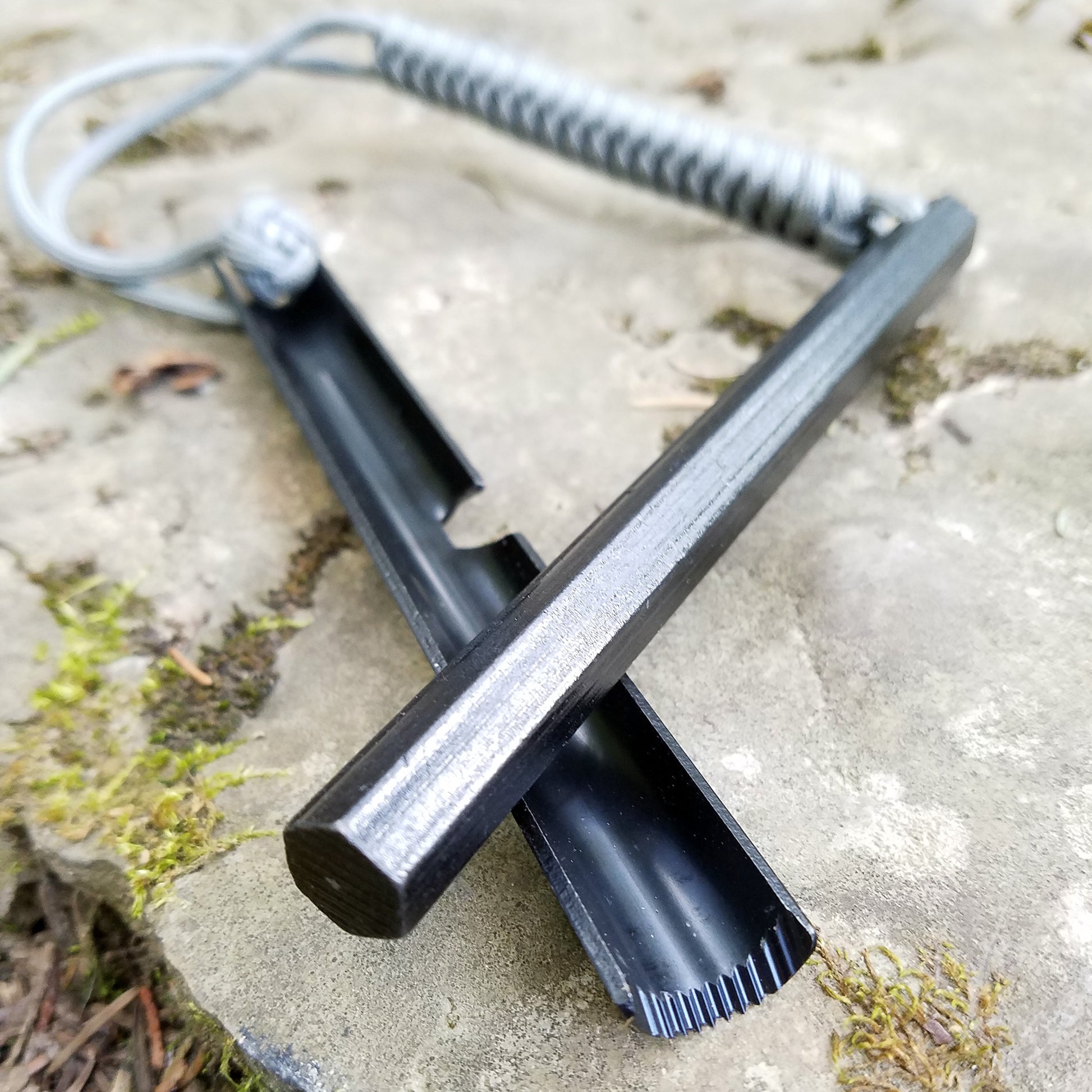 Extra large ferro rod measures 1/2-inch in diameter x 6-inches long and includes 6-feet of braided paracord that can be used in emergency survival situations.