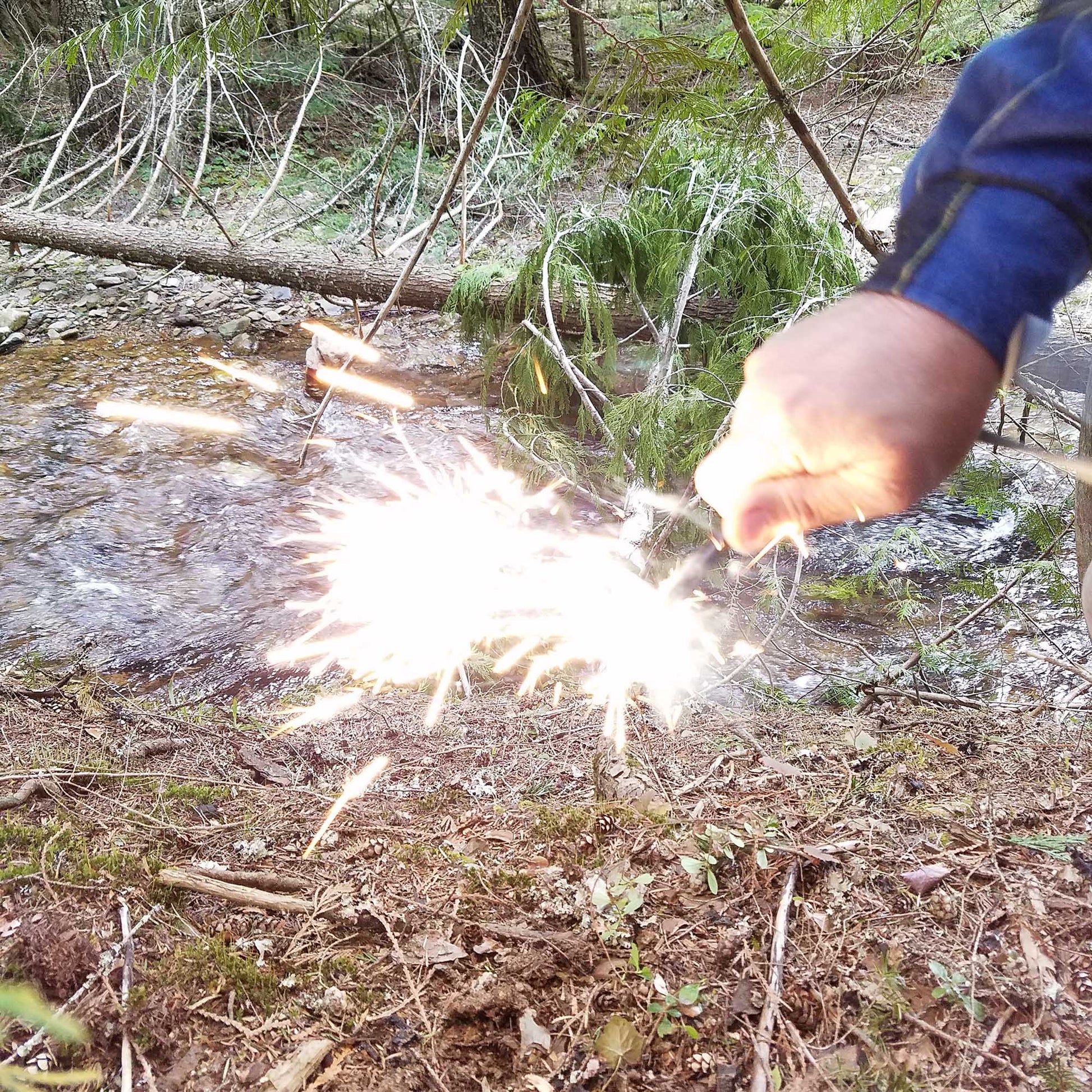 THe HExalite ferro rod throws hugs showers of white hot sparks guaranteed to start a fire.